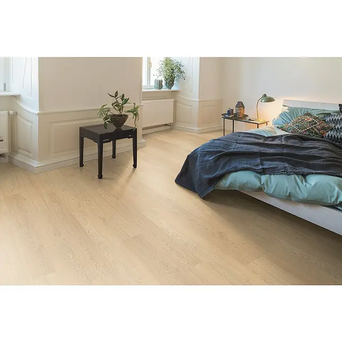 Egger Laminat NatureSense - Matera Eiche hell, Landhausdiele, 1.292 x 193 x 8 mm - Heller Holzboden im Schlafzimmer, der eine warme und einladende Atmosphäre schafft, ideal für ein entspanntes Ambiente.