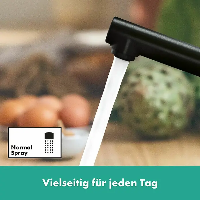 Hansgrohe Zesis M33 Spültischarmatur - Mattschwarz, Matt, Durchflussmenge: 11,6 l/min - Schwarze Küchenarmatur mit fließendem Wasser, zeigt Normalstrahlfunktion in Küchenumgebung.