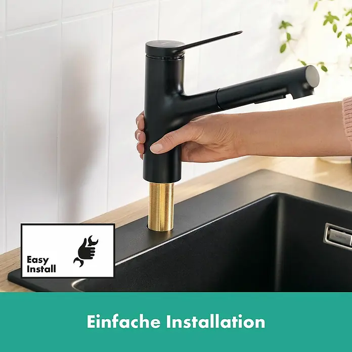 Hansgrohe Zesis M33 Spültischarmatur - Mattschwarz, Matt, Ohne sBox - Eine Hand installiert eine mattschwarze Küchenarmatur in ein schwarzes Spülbecken, was die einfache Installation zeigt.
