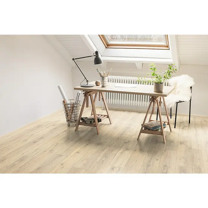Egger Laminat NatureSense - Parkett Eiche, Landhausdiele, 1.292 x 193 x 8 mm - Holzfußboden in einem hellen Raum mit einem Schreibtisch, einer Lampe und Dekorationsgegenständen. Das Parkett verleiht dem Raum eine natürliche und warme Atmosphäre.