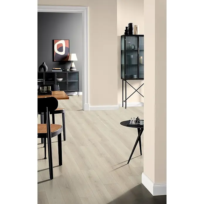 Egger Laminat NatureSense - Elton Eiche weiss, Landhausdiele, 1.292 x 193 x 8 mm - Ein elegantes Interieur mit einem hellen Holzboden, der eine warme und einladende Atmosphäre schafft. Das Schachbrett auf dem Tisch ist ein besonderer Blickfang.