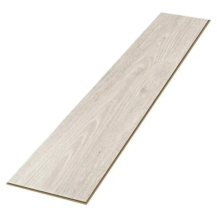 Egger Laminat NatureSense - Girona Kastanie weiss, Landhausdiele, 1.292 x 193 x 8 mm - Ein einzelnes Laminatpaneel in hellem Holzton, das die Maserung hervorhebt, liegt schräg auf einem dunklen Untergrund.
