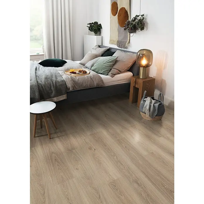 Egger Laminat NatureSense - Eiche Amiens hell, Landhausdiele, 1.292 x 193 x 8 mm - Schlafzimmer mit modernem Bodenbelag in Holzdielenoptik. Der helle Boden harmoniert perfekt mit dem natürlichen Ambiente des Raumes.