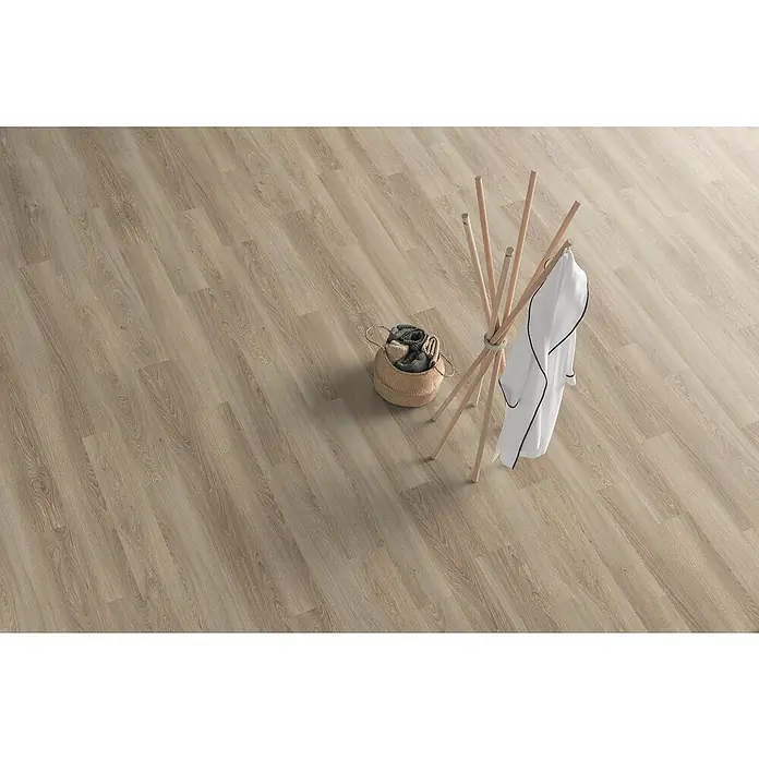 Egger Laminat NatureSense - Eiche Amiens hell, Landhausdiele, 1.292 x 193 x 8 mm - Helles Laminat mit Garderobenständer, Korb und Bademantel. Ideal für ein modernes Badezimmerdesign mit Holzoptik.