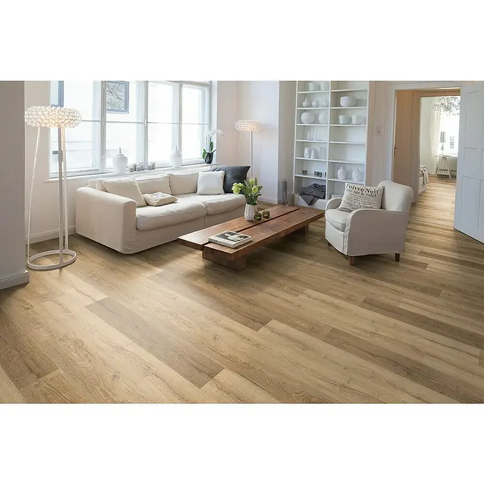 Egger Laminat NatureSense - Livingston Eiche natur, Landhausdiele, 1.292 x 193 x 8 mm - Wohnzimmer mit Laminatboden in Holzoptik, hellem Sofa, Sessel und Holztisch. Der Boden verleiht dem Raum eine warme und einladende Atmosphäre.