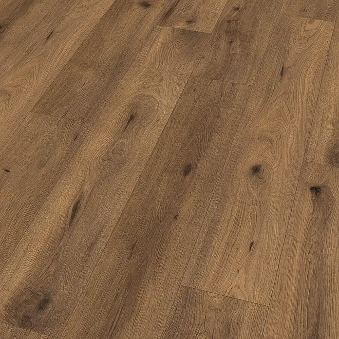 Egger Laminat NatureSense - Inuvik Eiche, Landhausdiele, 1.292 x 193 x 7 mm - Nahaufnahme von Laminatboden in warmen Brauntönen, der eine rustikale und einladende Atmosphäre ausstrahlt. Perfekt für ein gemütliches Zuhause.