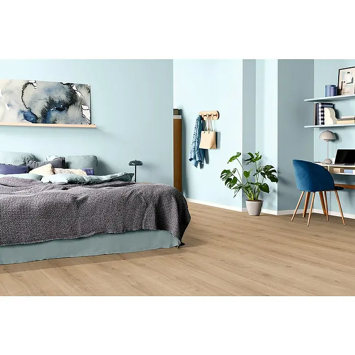 Egger Laminat NatureSense - Ortega Eiche, Landhausdiele, 1.292 x 327 x 8 mm - Schlafzimmer mit hellem Holzboden. Der Boden verleiht dem Raum eine warme und natürliche Atmosphäre.