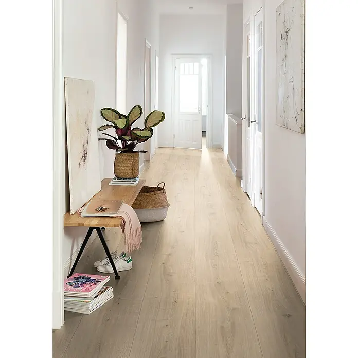 Egger Laminat NatureSense - Ortega Eiche natur, Landhausdiele, 1.292 x 327 x 8 mm - Helle Laminatböden in einem modernen Flur. Der Laminatboden erzeugt eine warme und einladende Atmosphäre im Raum.