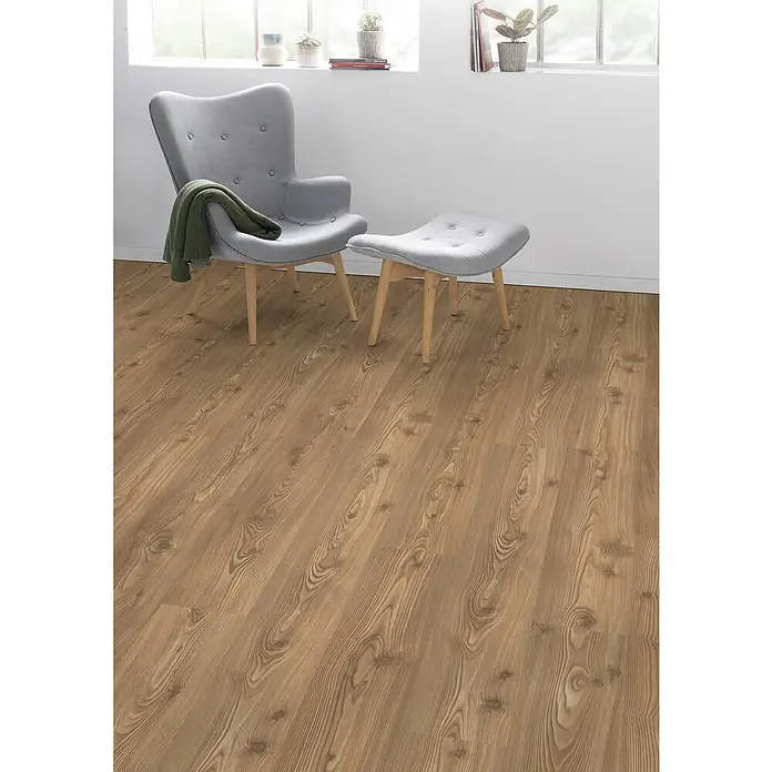 Egger Laminat NatureSense - Kanadische Fichte, Landhausdiele, 1.292 x 193 x 7 mm - Ein hellbrauner Laminatboden mit Holzoptik erzeugt eine warme Atmosphäre im Raum. Die Holzstruktur ist gut erkennbar.