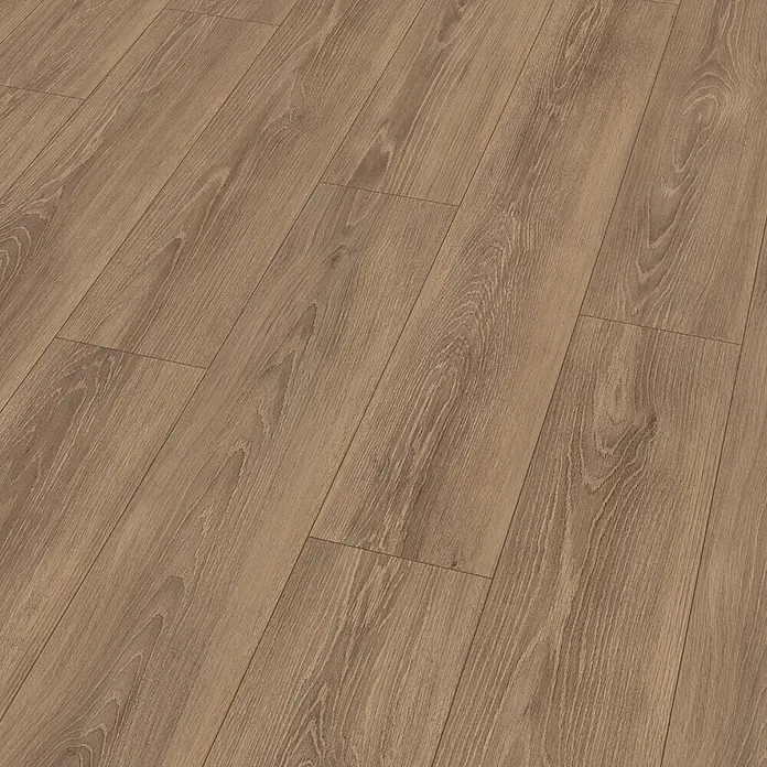 Egger Laminat NatureSense - Newport Eiche braun, Landhausdiele, 1.292 x 193 x 8 mm - Ansicht von Laminatboden mit einer Holzmusterung. Der Bodenbelag zeigt eine warme Farbpalette und eine realistische Holzstruktur.