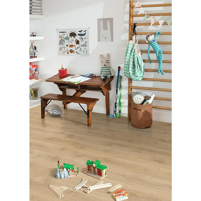 Egger Laminat NatureSense - Nord Eiche sand, Landhausdiele, 1.292 x 193 x 8 mm - Kinderspielzimmer mit Holztisch, Bank, Spielzeug und Sprossenwand. Ein gemütlicher Ort zum Spielen und Lernen.