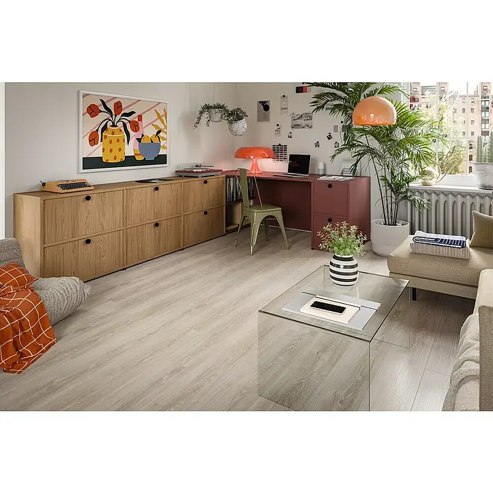 Egger Laminat NatureSense - Newport Eiche hellgrau, Landhausdiele, 1.292 x 193 x 7 mm - Ein stilvolles Wohnzimmer mit hellen Holzböden, einem modernen Couchtisch und einer bequemen Couch. Das Sideboard bietet viel Stauraum.