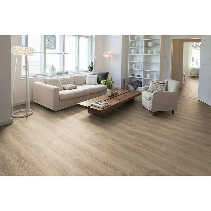 Egger Laminat NatureSense - Newport Eiche hellbraun, Landhausdiele, 1.292 x 193 x 7 mm - Helles Wohnzimmer mit einem bequemen Sofa, einem Couchtisch aus Holz und einem hellen Holzboden, der eine warme und einladende Atmosphäre schafft.