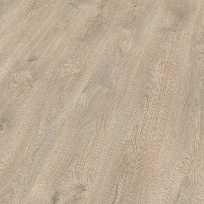 Egger Laminat NatureSense - Belfort Eiche silber, Landhausdiele, 1.292 x 193 x 7 mm - Das Bild zeigt eine Nahaufnahme eines hellen Laminatbodens mit einer Maserung, die das natürliche Holzdesign akzentuiert.
