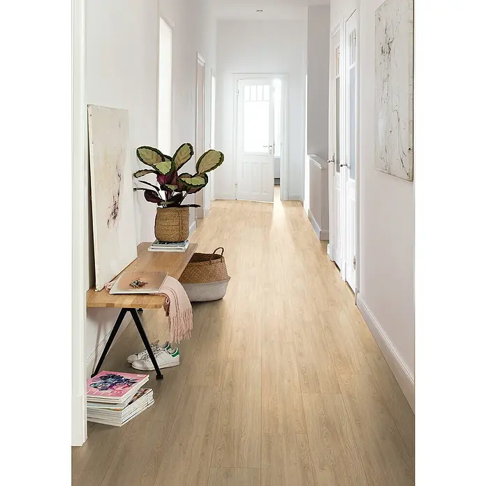 Egger Laminat NatureSense - Charlotte Eiche natur, Landhausdiele, 1.292 x 193 x 7 mm - Einladender Flur mit hellem Holzboden, der eine warme und moderne Atmosphäre schafft.