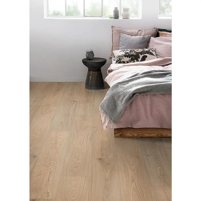 Egger Laminat NatureSense - Conway Eiche natur, Landhausdiele, 1.292 x 246 x 8 mm - Einladendes Schlafzimmer mit einem hellen Laminatboden, der dem Raum Wärme und eine natürliche Ästhetik verleiht. Das Laminat harmoniert perfekt.