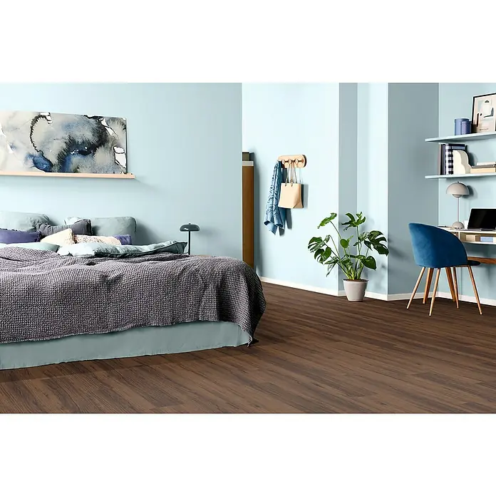 Egger Laminat NatureSense - Warmia Nussbaum braun, Landhausdiele, 1.292 x 193 x 8 mm - Schlafzimmer mit stilvollem Holzboden, der Wärme und Eleganz ausstrahlt. Der Boden harmoniert perfekt mit dem hellen Interieur.