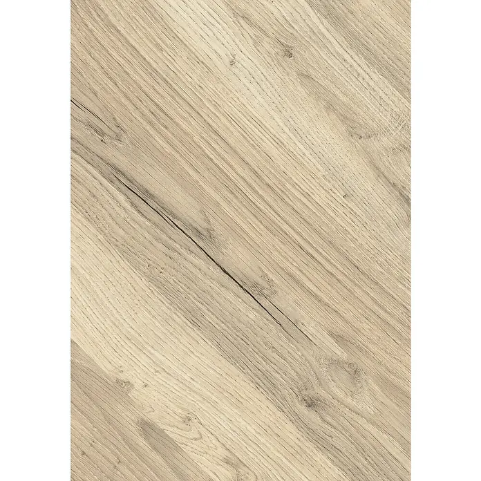 Egger Laminat NatureSense - Rillington Eiche hell, Fischgrät, 1.292 x 327 x 8 mm - Nahaufnahme einer hellen Holzoberfläche mit einer markanten Maserung und einem dunklen Riss, ideal als Hintergrund oder Textur.