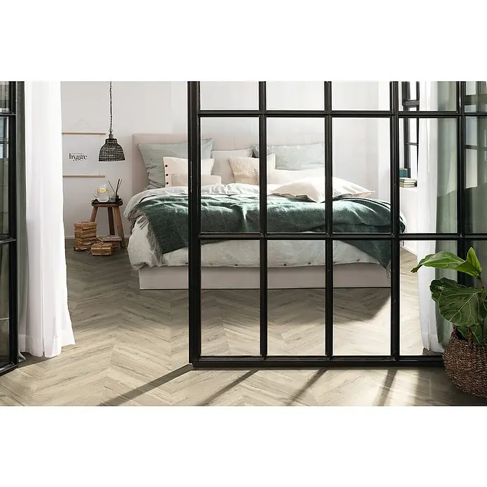 Egger Laminat NatureSense - Rillington Eiche hell, Fischgrät, 1.292 x 327 x 8 mm - Elegantes Schlafzimmer mit modernem Fischgrät-Parkettboden, der dem Raum Wärme und Stil verleiht. Ideal für ein gemütliches und stilvolles Zuhause.