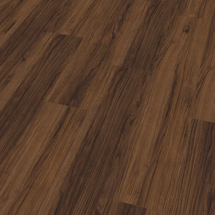 Egger Laminat NatureSense - Warmia Nussbaum braun, Landhausdiele, 1.292 x 193 x 8 mm - Detailaufnahme eines eleganten dunklen Holzfußbodens, der eine warme und einladende Atmosphäre ausstrahlt. Die Maserung ist deutlich sichtbar.