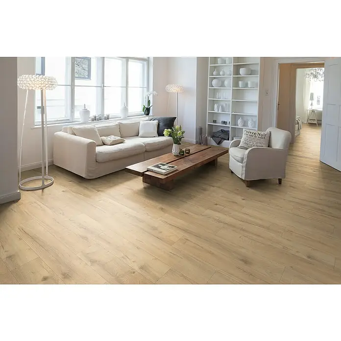 Egger Laminat NatureSense - Loja Eiche natur, Landhausdiele, 1.292 x 193 x 8 mm - Helle Holzböden schaffen in diesem Wohnzimmer eine warme Atmosphäre, die durch das natürliche Licht noch verstärkt wird.