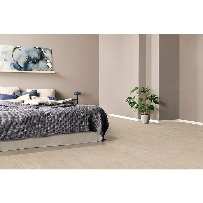 Egger Laminat NatureSense - Berdal Eiche hell, Landhausdiele, 1.292 x 193 x 7 mm - Schlafzimmer-Interieur mit einem gemütlichen Bett mit einer blauen Tagesdecke, einer blauen Lampe und einem Bild an der Wand für ein entspannendes Ambiente.