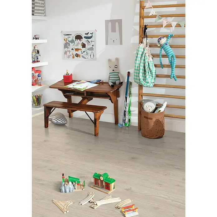 Egger Laminat NatureSense - Ashcroft Wood, Landhausdiele, 1.292 x 193 x 8 mm - Ein Kinderzimmer mit einem Holztisch, einer Bank, Spielzeug und einer Sprossenwand. Die helle Einrichtung schafft eine freundliche Atmosphäre.