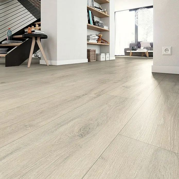 Egger Laminat NatureSense - Kreideeiche, Landhausdiele, 1.292 x 193 x 7 mm - Dieses Bild zeigt einen hellen, modernen Raum mit einem auffälligen Holzboden, der eine warme und einladende Atmosphäre schafft.