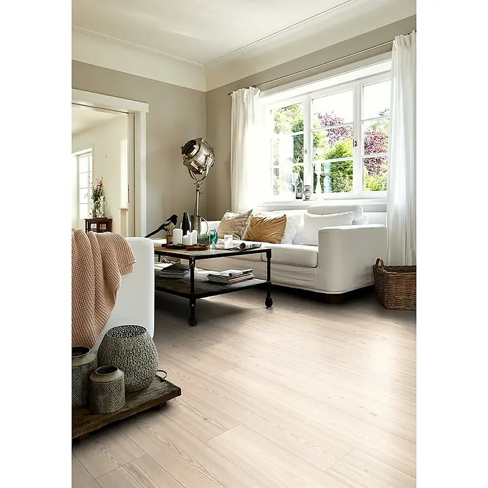 Egger Laminat NatureSense - Alexandria Pinie, Landhausdiele, 1.292 x 193 x 7 mm - Elegantes Wohnzimmer mit hellem Holzboden, der eine warme und einladende Atmosphäre schafft. Der Boden harmoniert perfekt mit dem restlichen Interieur.