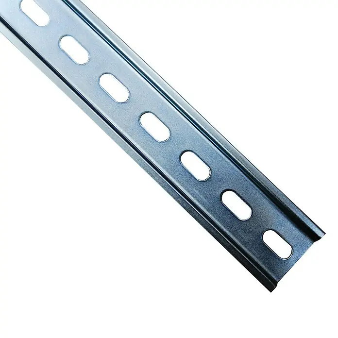 DIN-Trageschiene - L x B: 2.000 x 35 mm - Eine Metallschiene mit länglichen Löchern, wahrscheinlich für Befestigungszwecke. Das Material ist silberfarben und glänzend.