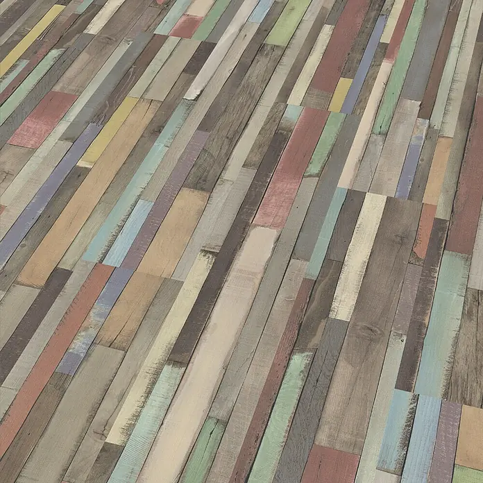 Egger Laminat NatureSense - Dimas Wood bunt, Schiffsboden, 1.292 x 193 x 7 mm - Dieses Bild zeigt einen Bodenbelag mit einem Muster aus bunten, unregelmäßigen Holzplanken. Der Boden verleiht jedem Raum einen lebhaften, Vintage-Look.