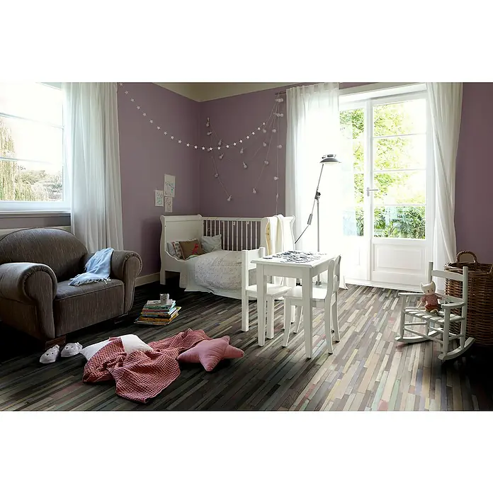Egger Laminat NatureSense - Dimas Wood bunt, Schiffsboden, 1.292 x 193 x 7 mm - Ein gemütliches Kinderzimmer mit einem grauen Sessel und einer einladenden Atmosphäre. Ideal zum Entspannen und Spielen für Kinder.