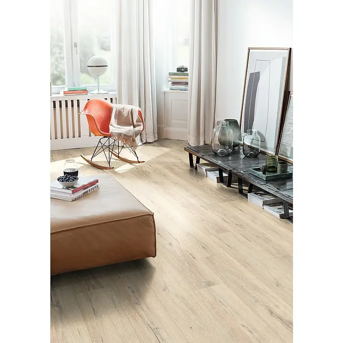 Egger Laminat NatureSense Aqua - Melba Eiche beige, Landhausdiele, 1.292 x 193 x 8 mm - Heller Holzboden in einem modernen Wohnzimmer mit bequemen Möbeln und natürlichem Licht. Der Bodenbelag verleiht dem Raum Wärme und Eleganz.