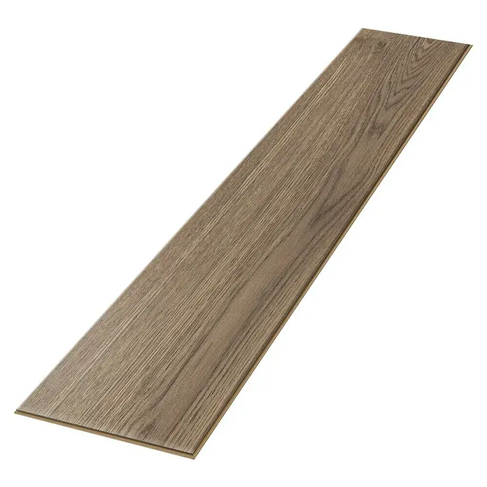 Egger Laminat NatureSense Aqua - Olchon Eiche rauch, Landhausdiele, 1.292 x 193 x 10 mm - Ein einzelnes Laminatbrett in Holzoptik liegt vor einem schwarzen Hintergrund mit horizontalen Linien. Das Brett zeigt eine natürliche Holzmaserung.