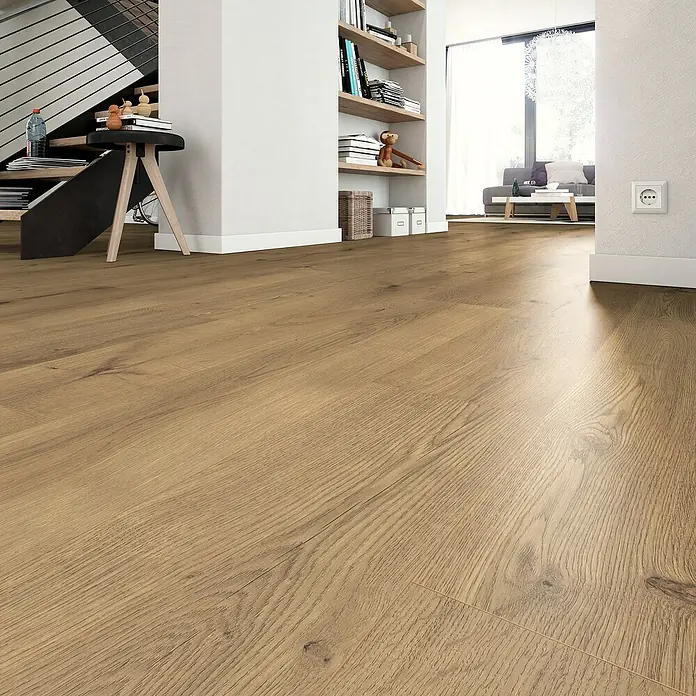 Egger Laminat NatureSense Aqua - Lausanne Eiche natur, Landhausdiele, 1.292 x 193 x 10 mm - Nahaufnahme eines hellen Holzbodens in einem stilvollen Wohnraum, der die natürliche Maserung und Wärme des Materials betont.