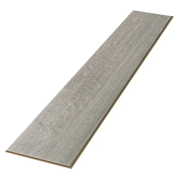 Egger Laminat NatureSense Aqua - Sherman Eiche hellgrau, Landhausdiele, 1.292 x 193 x 8 mm - Helles Laminatpaneel mit Holzmaserung. Das Paneel ist in einem Winkel auf einem schwarzen Untergrund mit braunen Streifen platziert.