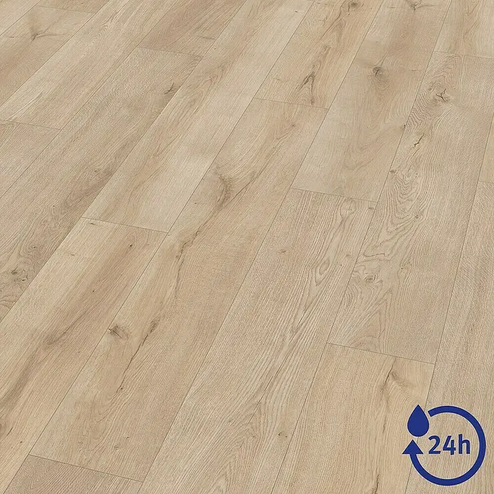 Egger Laminatmuster NatureSense Aqua - 297 x 193 x 10 mm, Landhausdiele, Lausanne Eiche hell - Nahaufnahme von hellem Laminatboden mit Holzstruktur und blauem Wasserschutzsymbol für 24 Stunden.