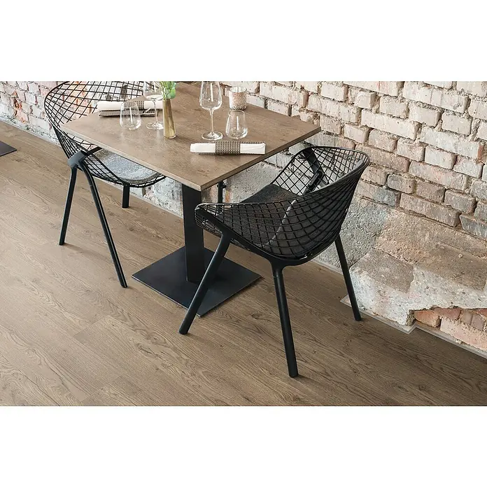 Egger Laminat NatureSense Aqua - Olchon Eiche rauch, Landhausdiele, 1.292 x 193 x 10 mm - Tisch mit Stahlrahmen und Stühlen.