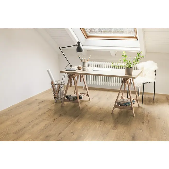 Egger Laminat NatureSense Aqua - Lausanne Eiche natur, Landhausdiele, 1.292 x 193 x 10 mm - Ein heller Arbeitsbereich mit einem Holztisch auf Sägeböcken, einer Lampe, Pflanzen und einer gemütlichen Atmosphäre im Dachgeschoss.