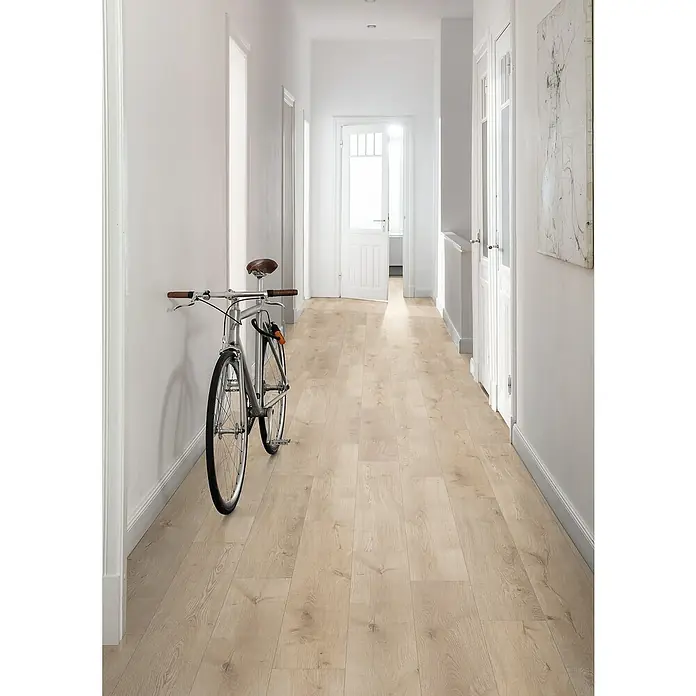 Egger Laminat NatureSense Aqua - Lausanne Eiche hell, Landhausdiele, 1.292 x 193 x 10 mm - Helles Interieur mit Fokus auf den hellen Holzboden, der den Raum optisch vergrößert und für eine freundliche Atmosphäre sorgt.