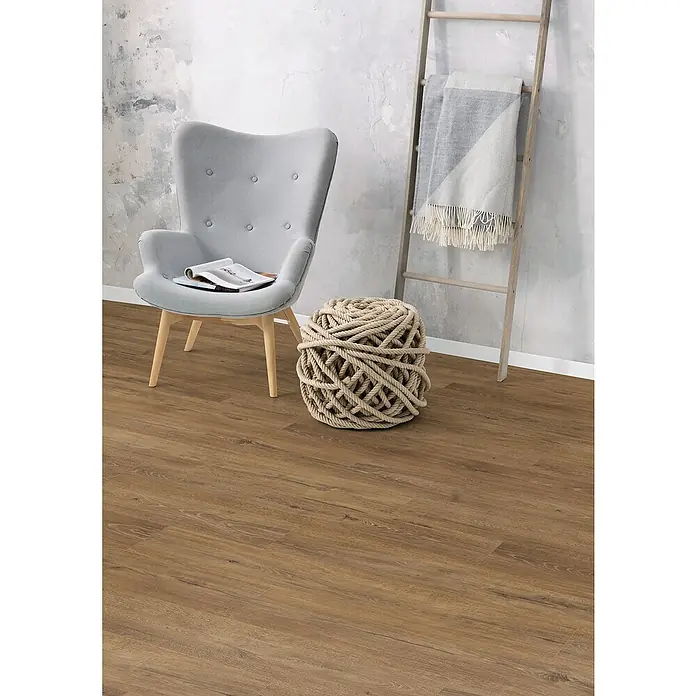 Egger Laminat NatureSense Aqua - Melba Eiche braun, Landhausdiele, 1.292 x 193 x 8 mm - Das Bild zeigt einen stilvollen Vinylboden in Holzoptik, der eine warme und einladende Atmosphäre in dem Raum schafft.