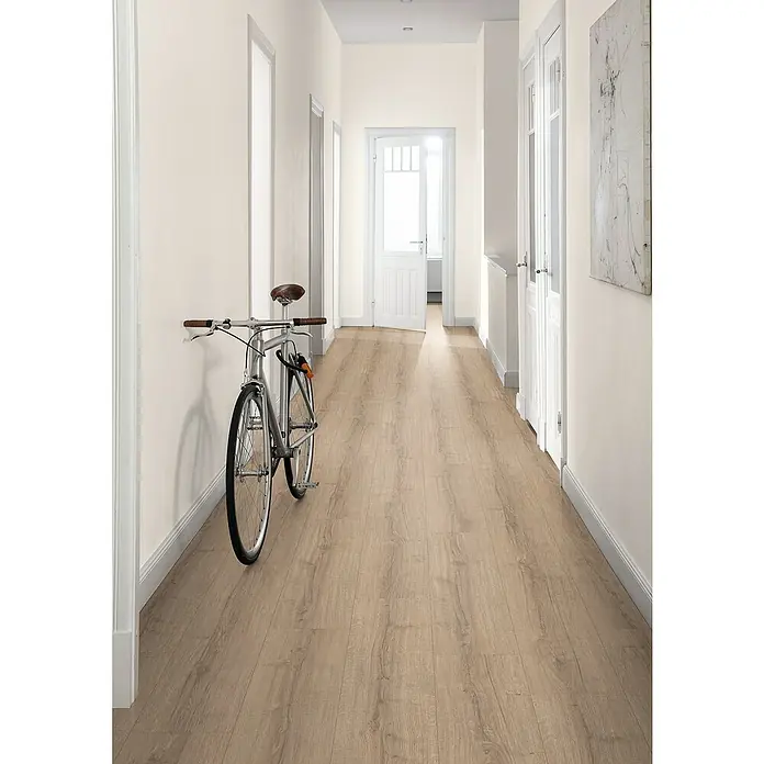 Egger Laminat NatureSense Aqua - Sherman Eiche braun, Landhausdiele, 1.292 x 246 x 8 mm - Eine Diele mit einem eleganten Holzboden im Flur, der eine warme und einladende Atmosphäre schafft.