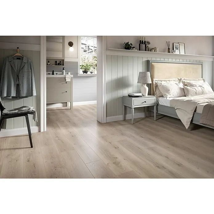 Egger Laminat NatureSense Aqua - Pinot Eiche hellgrau, Landhausdiele, 1.292 x 193 x 8 mm - Helles Schlafzimmer mit Holzboden. Der Boden verleiht dem Raum eine warme und einladende Atmosphäre, während das natürliche Licht ihn freundlicher macht.