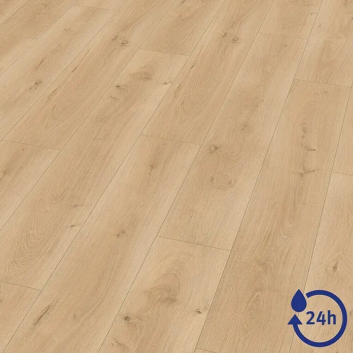 Egger Laminat NatureSense Aqua - Pinot Eiche sand, Landhausdiele, 1.292 x 193 x 10 mm - Nahaufnahme von hellem Laminatboden, verlegt im länglichen Muster, mit wasserabweisendem Symbol in der Ecke.