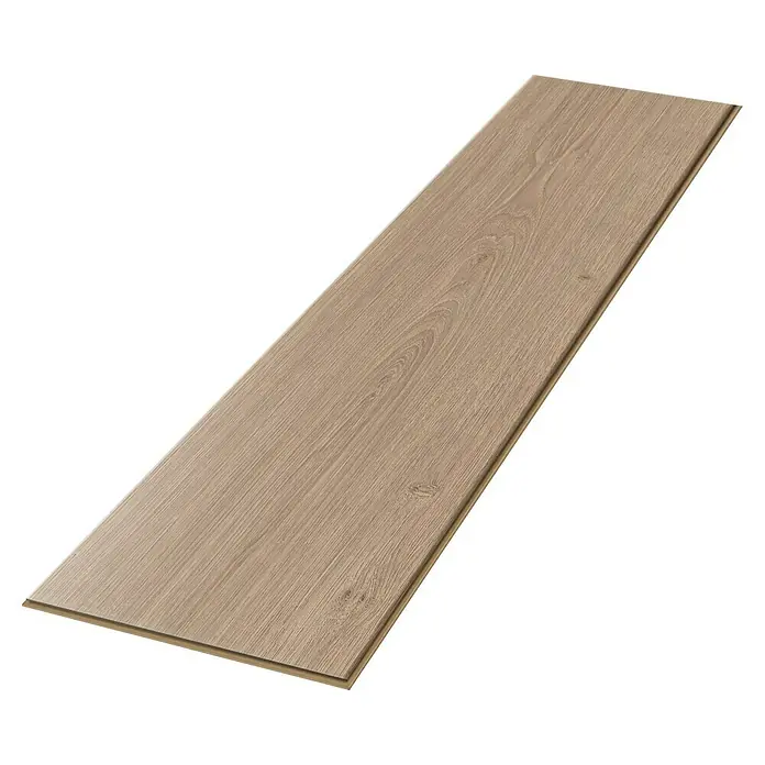 Egger Laminat NatureSense Aqua - Victoria Eiche braun, Landhausdiele, 1.292 x 246 x 8 mm - Das Bild zeigt ein einzelnes Laminatpaneel in einer hellen Holzoptik. Es liegt diagonal auf einer schwarzen Oberfläche mit braunen Streifen.