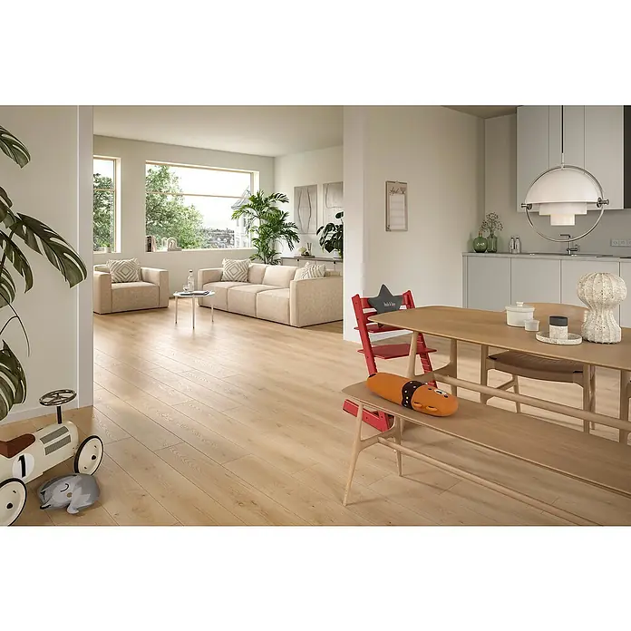 Egger Laminat NatureSense Aqua - Pinot Eiche sand, Landhausdiele, 1.292 x 193 x 10 mm - Helles Wohnzimmer mit Holzboden: Einladende Atmosphäre mit Sofa, Sesseln und Esstisch mit Stühlen, die den Raum elegant und wohnlich gestalten.