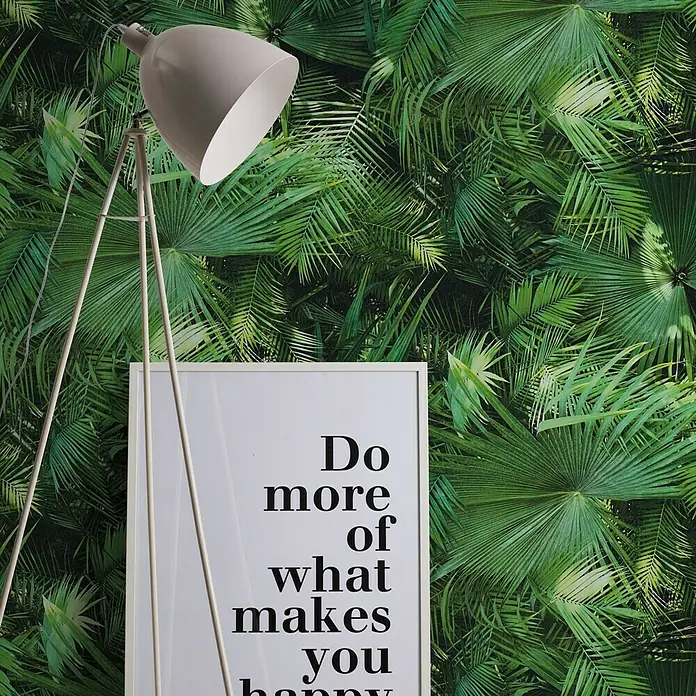 A.S. Création Papel pintado Palmeras - Motivo decorativo, 10,05 x 0,53 m - Esta imagen muestra una elegante lámpara de pie y un póster motivacional enmarcado sobre un fondo de exuberante follaje verde.