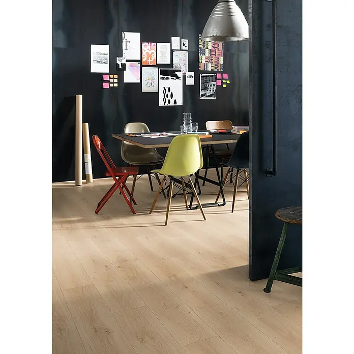 Egger Laminat NatureSense Aqua - Pinot Eiche sand, Landhausdiele, 1.292 x 193 x 10 mm - Einladender Raum mit hellem Holzboden, der Wärme und Stil ausstrahlt. Der Boden harmoniert perfekt mit dem modernen Interieur.
