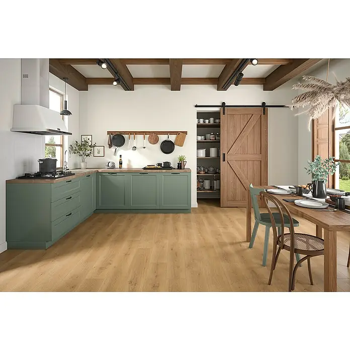 Egger Laminat NatureSense Aqua - Pinot Eiche honig, Landhausdiele, 1.292 x 193 x 10 mm - Eine moderne Landhausküche mit grünen Schränken und Holzelementen, die eine warme und einladende Atmosphäre schafft.