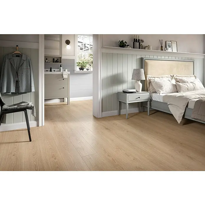 Egger Laminat NatureSense Aqua - Treviso Eiche braun, Landhausdiele, 1.292 x 193 x 8 mm - Heller Raum mit Laminatboden, der eine gemütliche Verbindung zwischen Schlafzimmer und Bad schafft. Das Laminat sorgt für ein warmes Ambiente.